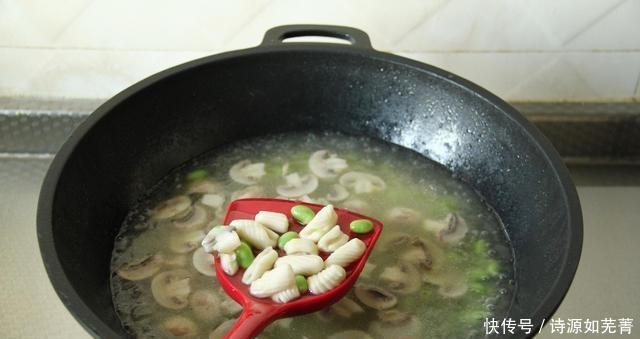 耳面|是猫耳朵还是面条鱼,这是一道美味的绿色蔬菜和蘑菇猫耳面