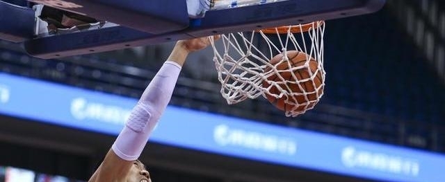 真因|郭艾伦猛踹广告牌真因,疑对队友表现不满,洋帅暴跳杨鸣细心提醒