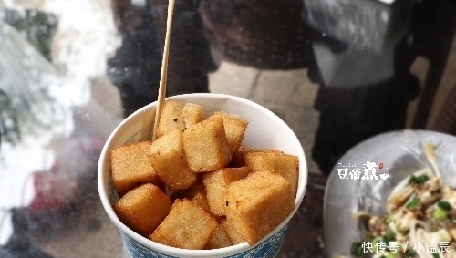  排到|藏身拐角巷弄，一家小破店，只卖两种吃的，排队都排到大街上去了