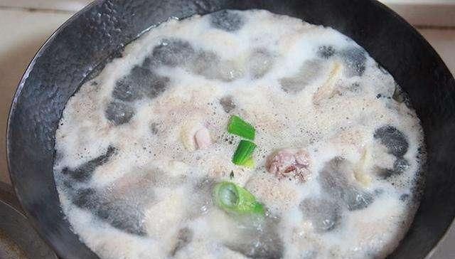 层浮沫|煮肉时,上面的浮沫是精华还是脏东西,要撇去吗又学到一招