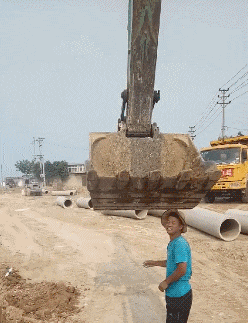 狗熊|搞笑GIF：打赢了是英雄，打败了是狗熊！