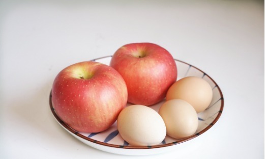 加上|多给孩子吃苹果,加上鸡蛋搅一搅,锅里一摊,孩子天天嚷着吃