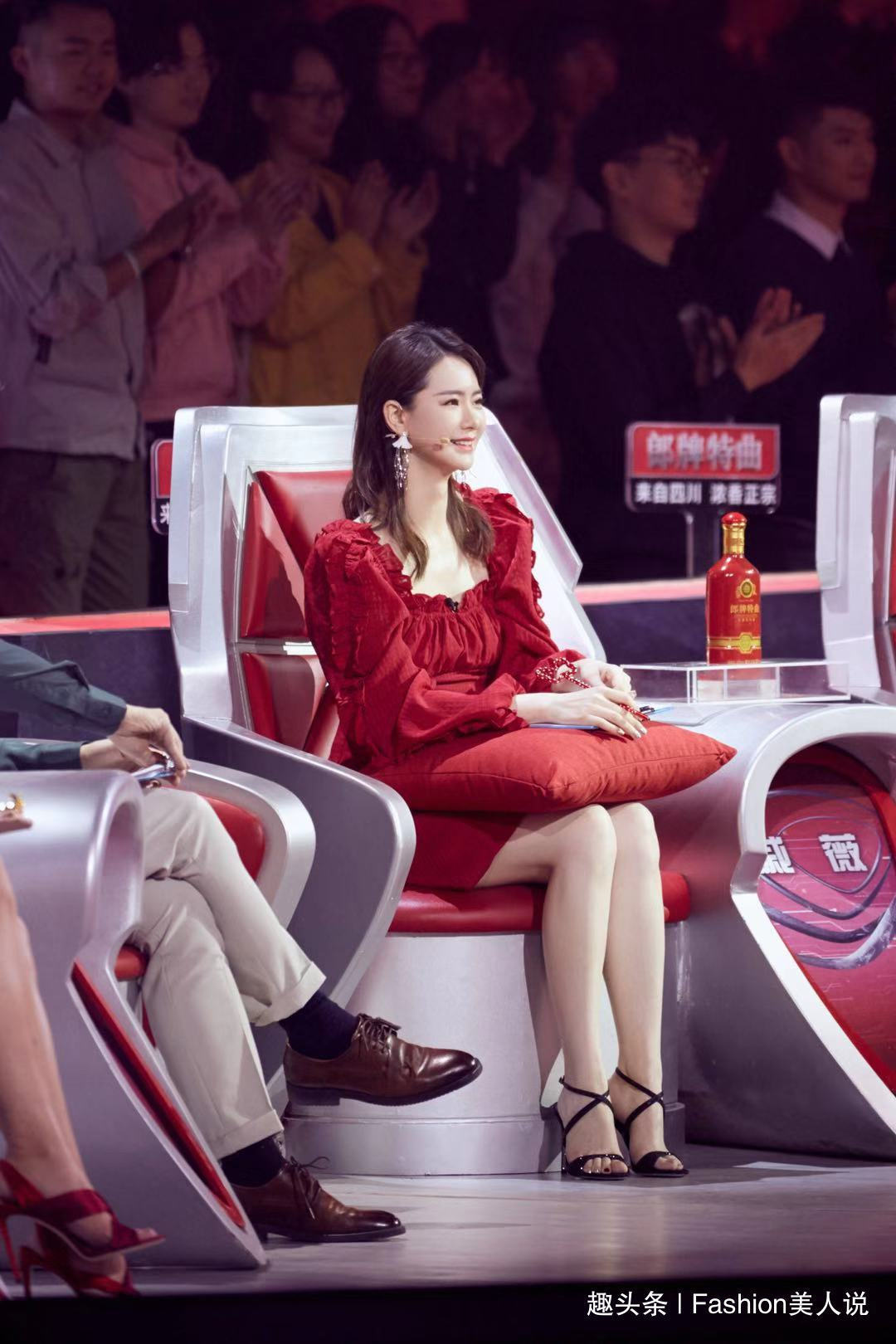 穿衣搭配|戚薇录制《最强大脑》,穿大红色连衣裙好抢眼,美得优雅大气!