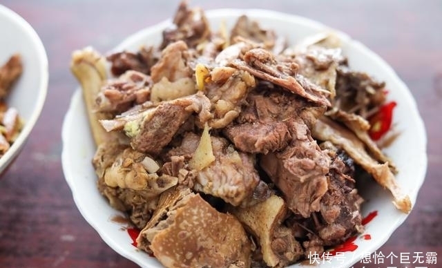 二伯母|亲戚来陪二伯过生日,二伯母做了9个菜招待,网友:朴实的农家菜