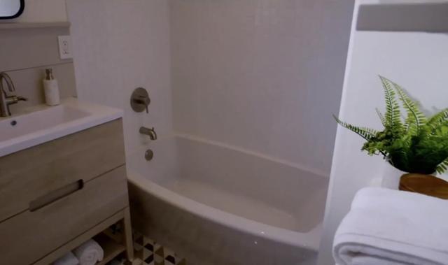 改造|真人秀盯上凶宅大改造!清洗陈年血迹,撬开躺过死尸的地板…