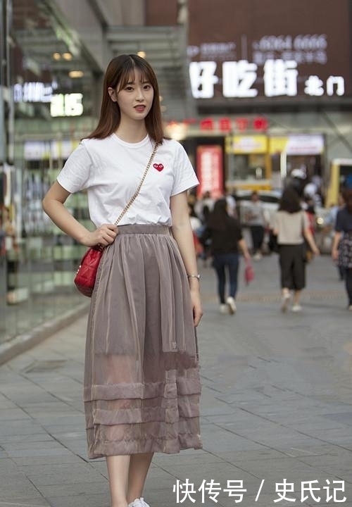 露背|路人街拍，两位小姐姐穿的都是露背的紧身连衣裙，真是性感迷人