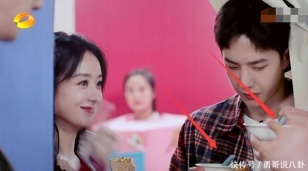 赵丽颖|赵丽颖把用过的勺子放王一博碗里,看到他的反应,堪称避嫌教科书