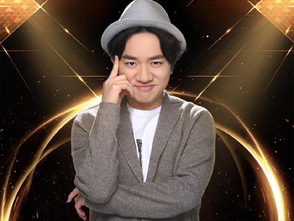 散步|王祖蓝抱3个月大的女儿散步,又是亲又是蹭,李亚男跟在后面录像