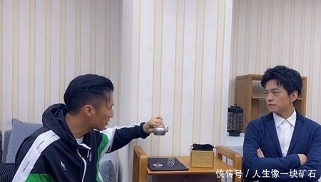 尊重|李健站他站,李健坐他才坐!40岁谢霆锋节目后台谦逊有礼尊重人
