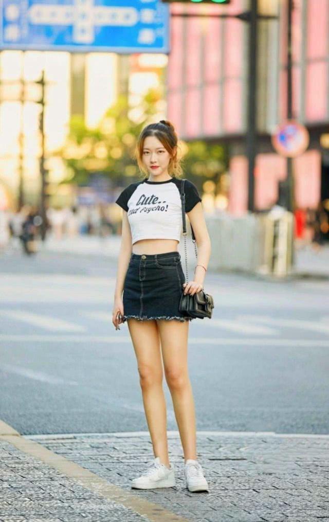 裙子|街拍:美丽大方的美女,柔美的裙子搭配,轻松展现你优雅的姿态
