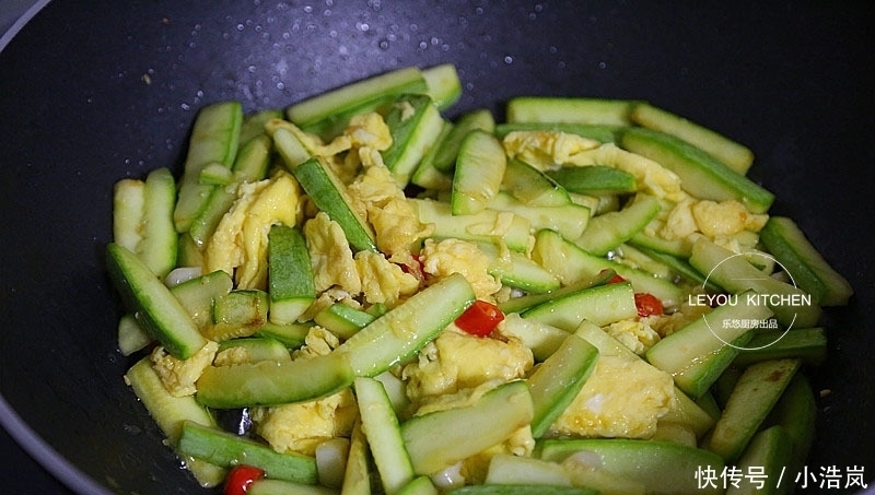 入味|炒一盘西葫芦出少半盘汤?掌握3点,入味好吃,还不易出汤