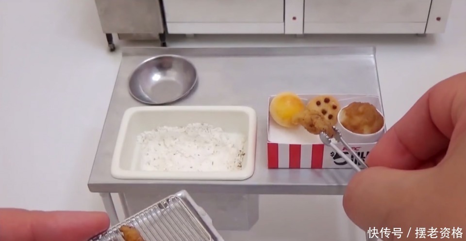 地上|世界最小的肯德基店,一份炸鸡比手指还小,还得趴在地上取餐