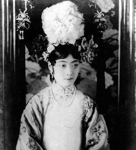 婉容|末代皇后婉容的日常服饰,图2是皇后朝服,图6是日本和服