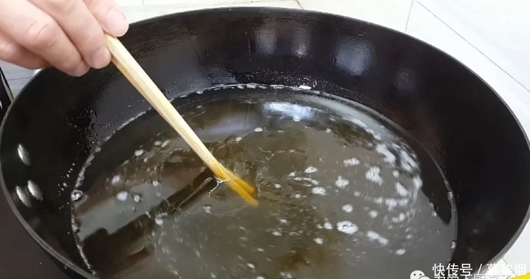 发面|家常小油条的做法,不发面不烫面,个个焦脆又香甜,真的太好吃了
