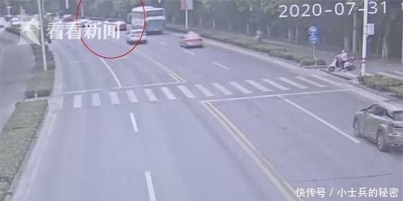 私家车|私家车变道把大巴司机惹毛了 堵了早高峰40分钟