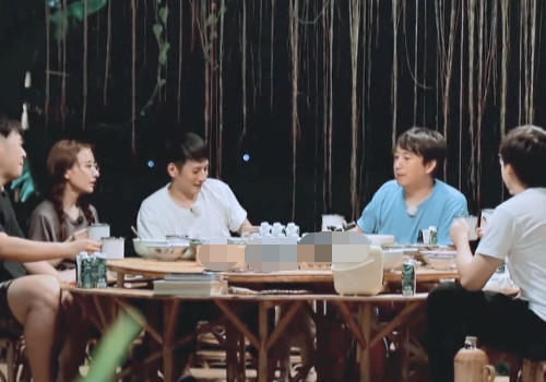 众人|众人祝妈妈节日快乐后,张子枫却背过头去小声嘟囔,何炅及时接梗