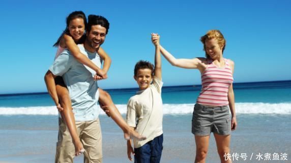 西装的男士|“高颜值岳父”走红，新娘父亲被误认为新郎，新娘：这是我亲爸