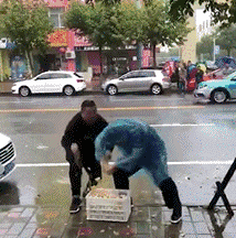 狗熊|搞笑GIF：打赢了是英雄，打败了是狗熊！