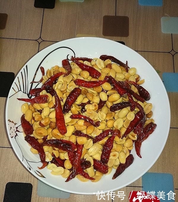 乡下|媳妇过生日,乡下老妈做了一桌子菜,却被嫌弃太寒酸