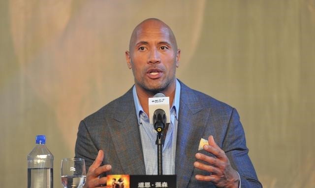 徒手|停电和老婆孩子困在家,巨石强森展现真正的技术徒手扯下大铁门