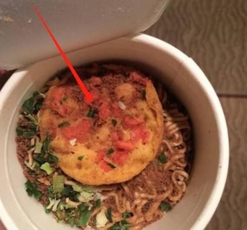 打开|这款“龙虾泡面”，卖20元一桶，有一百只虾，打开后康师傅完了