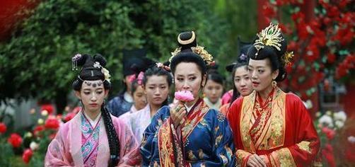 皇后|她13岁嫁皇帝，26岁竟靠抽签当上皇后，一生扶持了3位皇帝