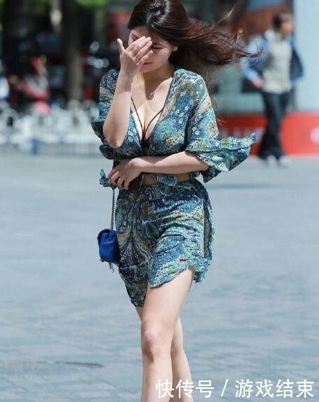 牛仔裤|路人街拍:身材曼妙的牛仔裤小姐姐,充满青春活力