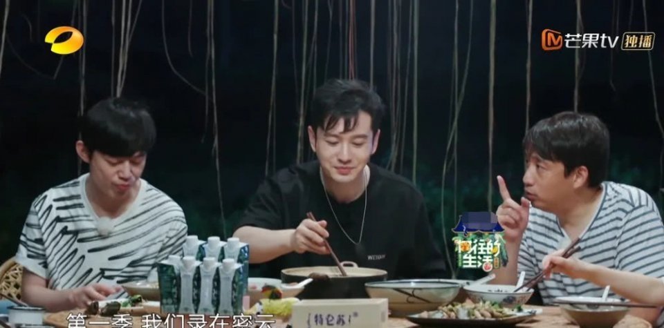 黄磊老师|黄磊浇水给院子降温,有谁看清他手中的举动?素质不是装出来的!