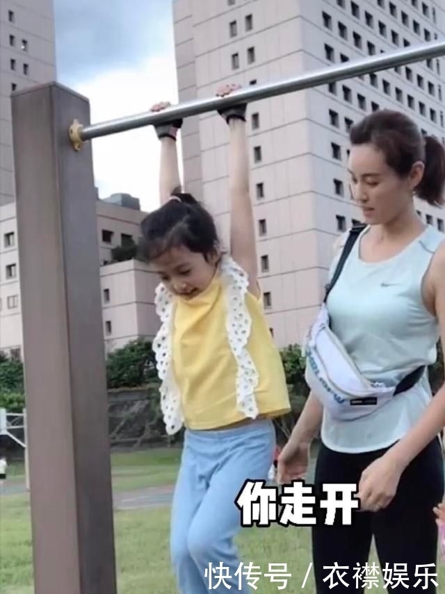 公园|《爸哪儿》小泡芙长大了!7岁拥有大长腿,公园练单杠秒变女汉子