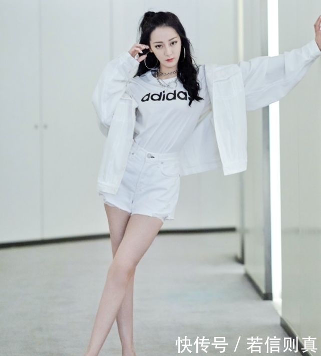 老天|老天还是公平的,给了迪丽热巴漫画腿,同时也让她拥有“猪蹄脚”