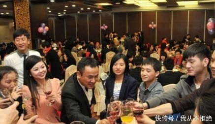 跟领导|和重要领导吃饭,学会5句敬酒话就够了,保证领导对你刮目相看!