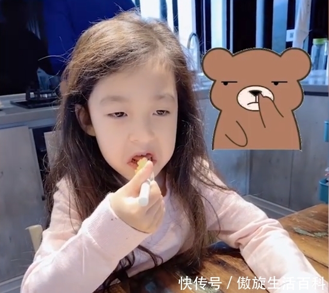 有人|当刘畊宏为三个孩子做炒蛋时,有人问他为什么小泡芙有更多的菜