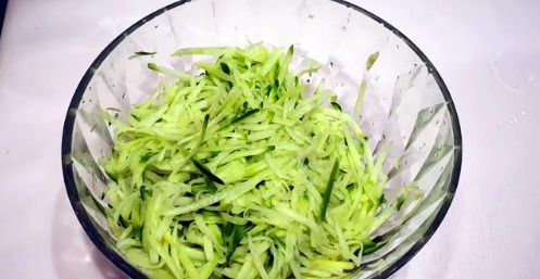 饺子馅|拌饺子馅时,先放盐还是油?大厨教你小秘诀,饺子更好吃,更入味