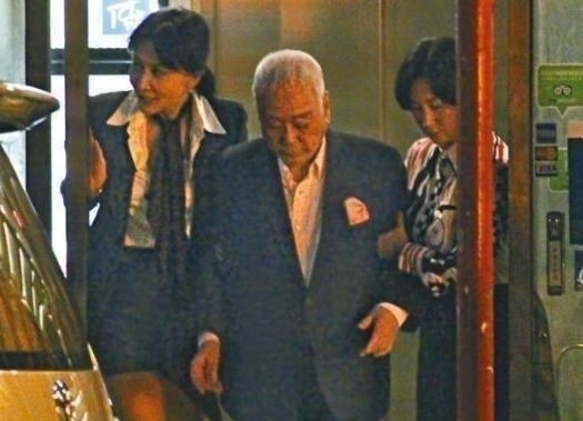 许晋亨|许晋亨妈妈多年后有无后悔,与其儿子娶李嘉欣,不如成全刘嘉玲