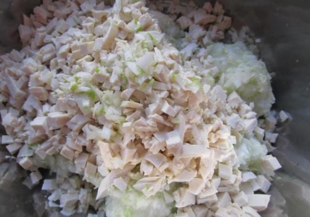 好吃|小时候吃着奶奶做的豆腐卷最好吃,5块钱食材能做一锅,补钙健脾,吃不够