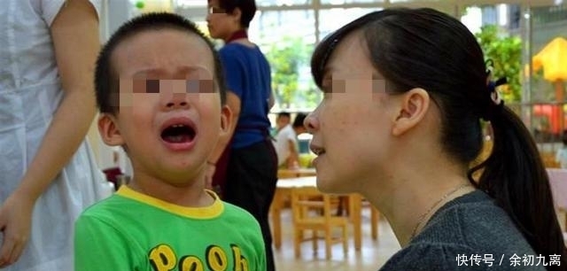 孩子|地铁上，2岁男孩躺在地上一动不动，乘客看清宝宝的手后立刻报警