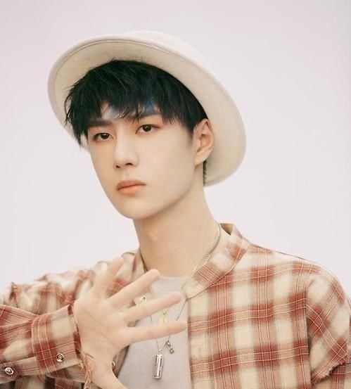 尴尬|吴宣仪曝幼时被车撞飞,遭人质疑场面尴尬,但类似遭遇王一博也有