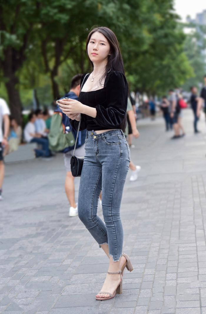  借鉴|街拍：衣品好的时尚女生，穿牛仔裤也能美出新感觉，值得借鉴