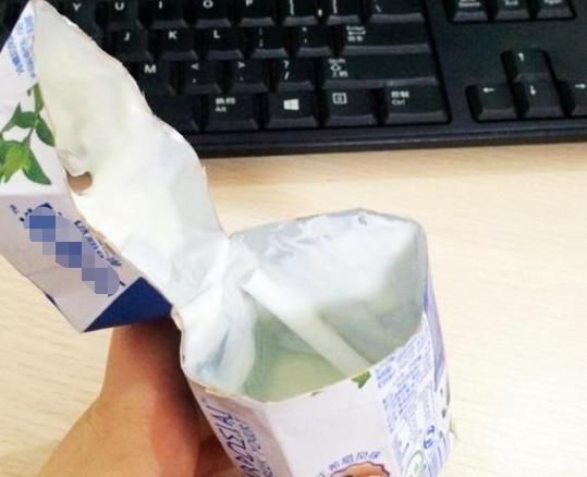 难怪|喝了100箱酸奶才发现,原来盒子上有个小机关,难怪总是喝不干净