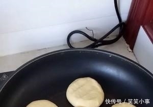 做出|玉米面新吃法,一碗熟油,筷子一搅,这样做出锅就被抢光