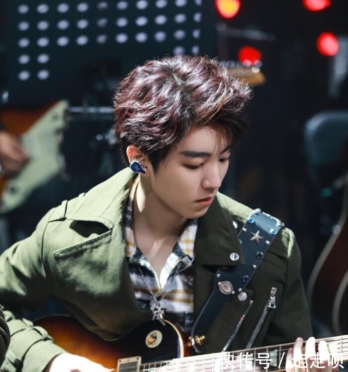 女生|王俊凯主动关心受伤的女生,酸了