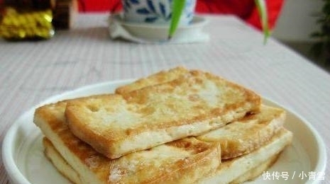  油锅|煎豆腐时, 不要直接下油锅, 多加这一步, 煎的豆腐不碎不粘锅!