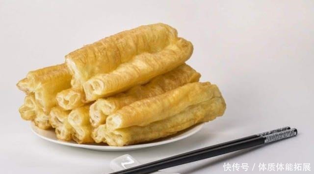 炸油条|教你一道简单的炸油条,做法简单味道更好,而且没有添加剂