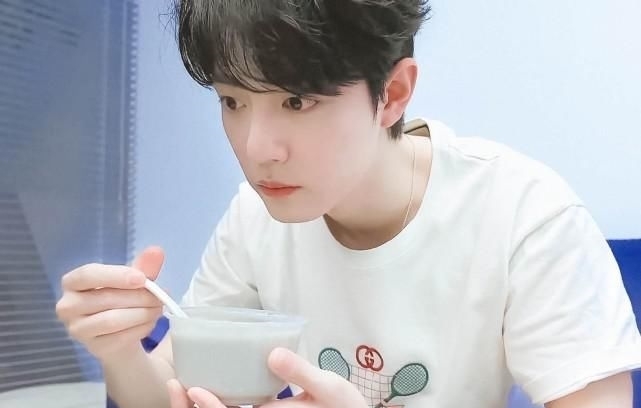 将近|肖战喝豆汁儿变成表情包，镜头下满满求生欲，工作室暗示好事将近