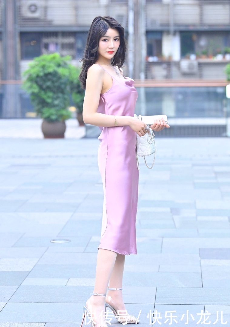 女生|最适合女生穿的还是裙子,简约时尚,让搭配看起来非常个性