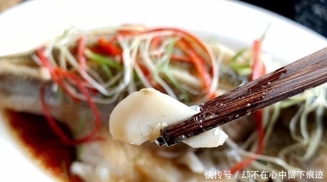  大厨|蒸鱼怎样不腥还嫩滑？放盐时机有争议，大厨分享的做法，真好用