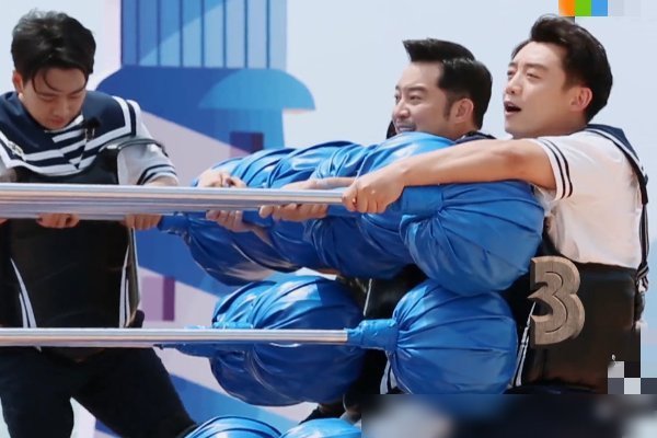 郑恺|郑恺掉下去时,游戏道具出卖了他,完全可以赢却偏偏要放水让baby