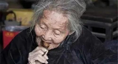 天天|孤寡老人天天吃咸菜，生病也不看医生，死后被人发现近百万财富