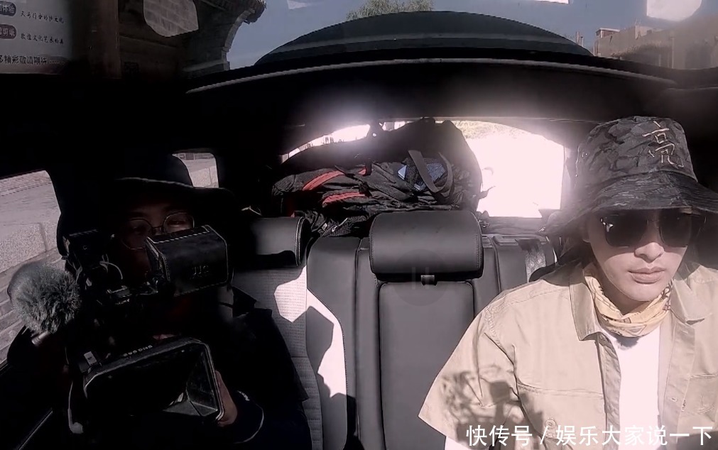  终于|岳云鹏和贾乃亮抢节目组的车，导演态度引热议终于像鸡条了！