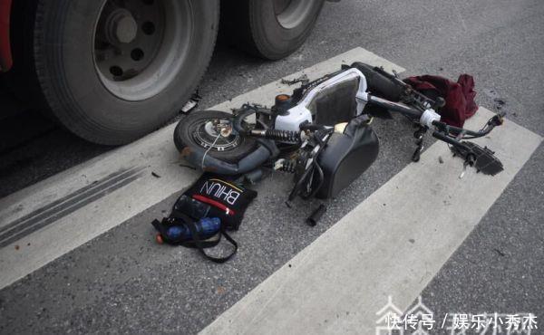  手机|骑车未戴头盔玩手机 人车被卷大货车车底